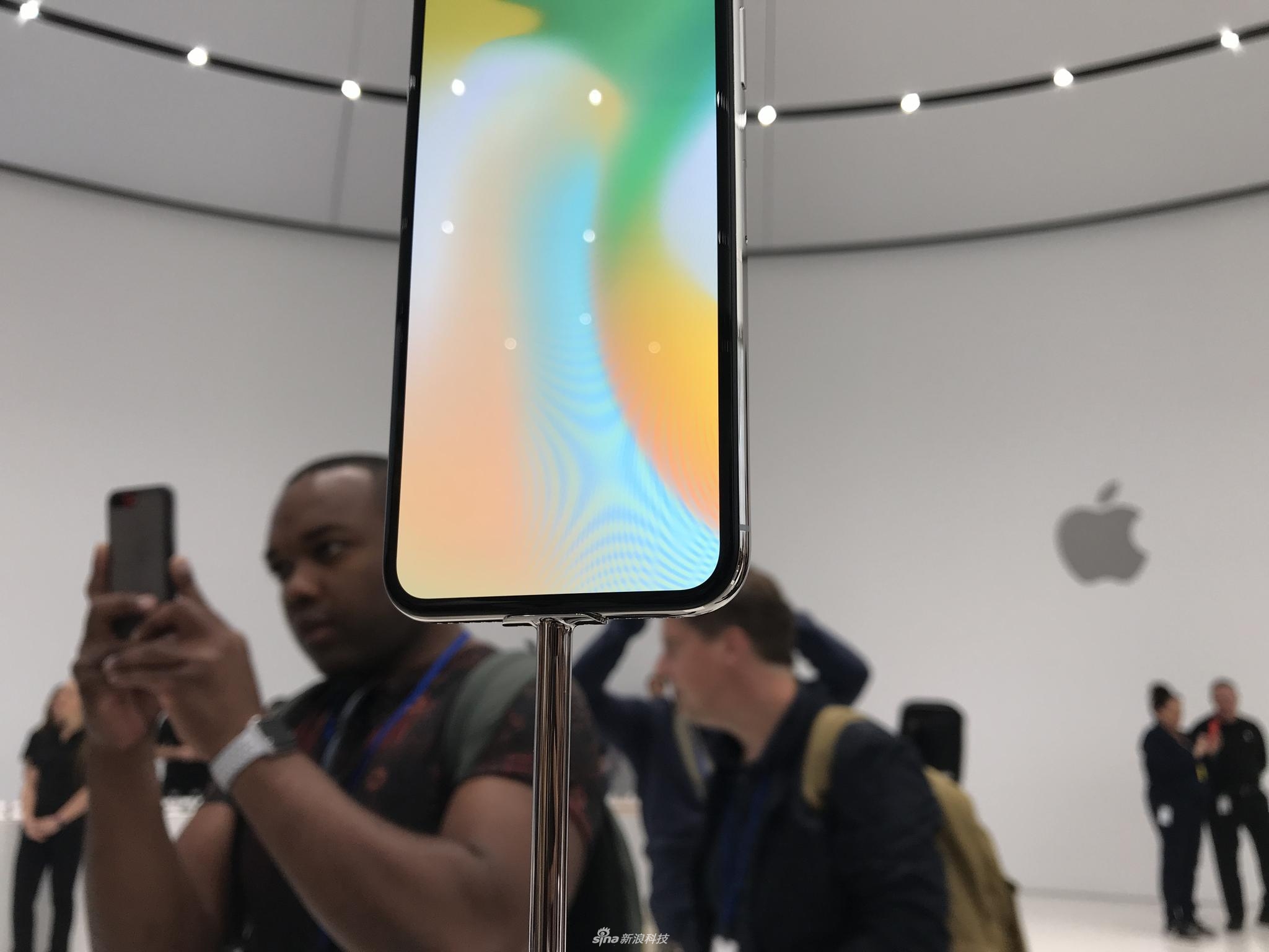 发布会后，新浪科技为大家带来iPhone X现场实拍图集。iPhone X黑色版和白色版正面都是黑色面板，侧面黑色版是金属灰的颜色，而白色版则是不锈钢的原色。