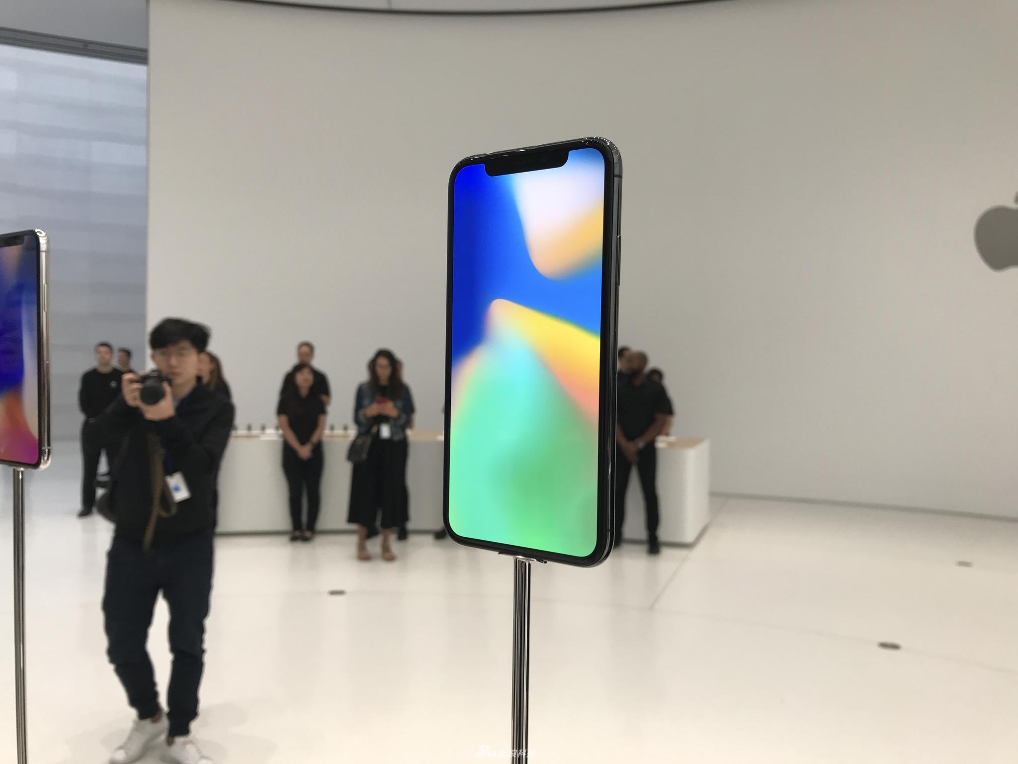 发布会后，新浪科技为大家带来iPhone X现场实拍图集。iPhone X黑色版和白色版正面都是黑色面板，侧面黑色版是金属灰的颜色，而白色版则是不锈钢的原色。