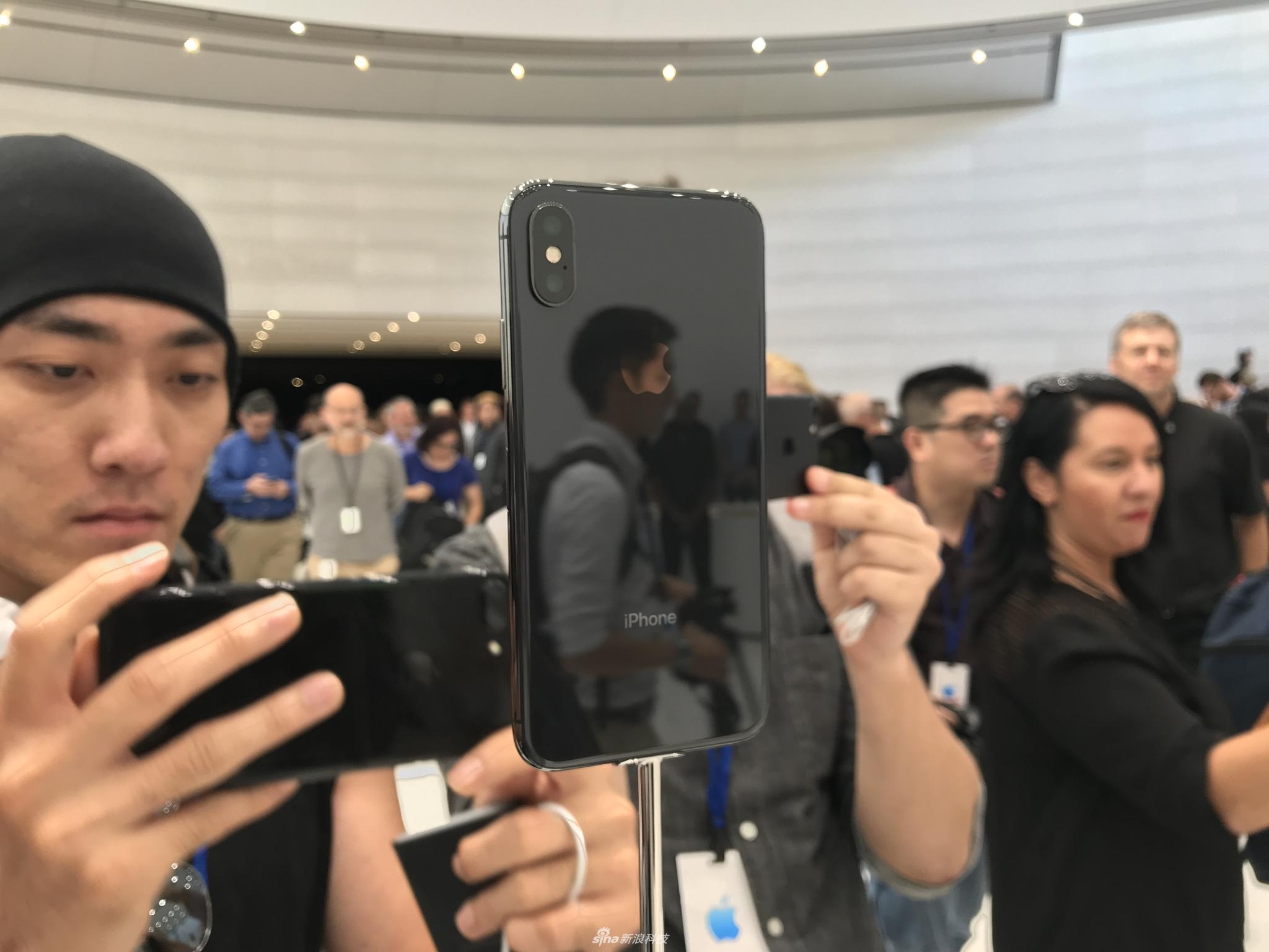 发布会后，新浪科技为大家带来iPhone X现场实拍图集。iPhone X黑色版和白色版正面都是黑色面板，侧面黑色版是金属灰的颜色，而白色版则是不锈钢的原色。