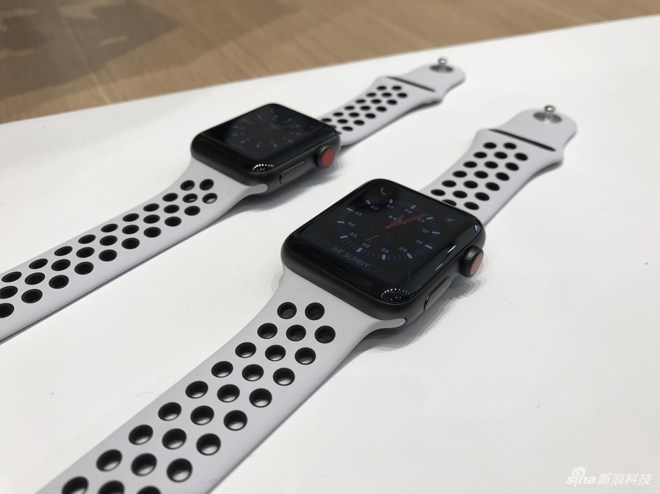 尽管外观和前代产品几乎没有变化，但在配置上进行全面提升。Apple Watch第三代搭载了全新双核处理器性能提升75%，并内置了W2芯片，同时增加蜂窝数据功能，可直接拨打电话。