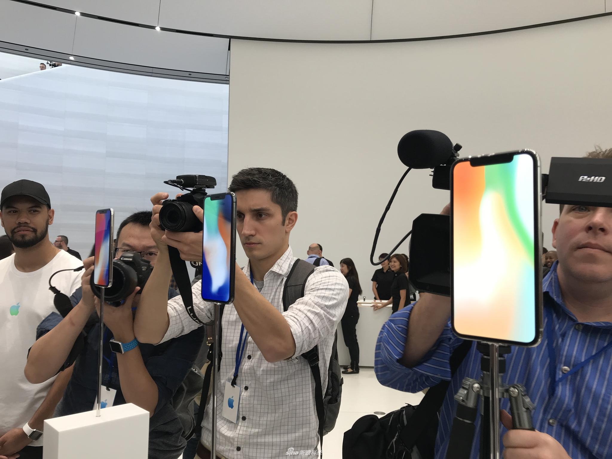 发布会后，新浪科技为大家带来iPhone X现场实拍图集。iPhone X黑色版和白色版正面都是黑色面板，侧面黑色版是金属灰的颜色，而白色版则是不锈钢的原色。
