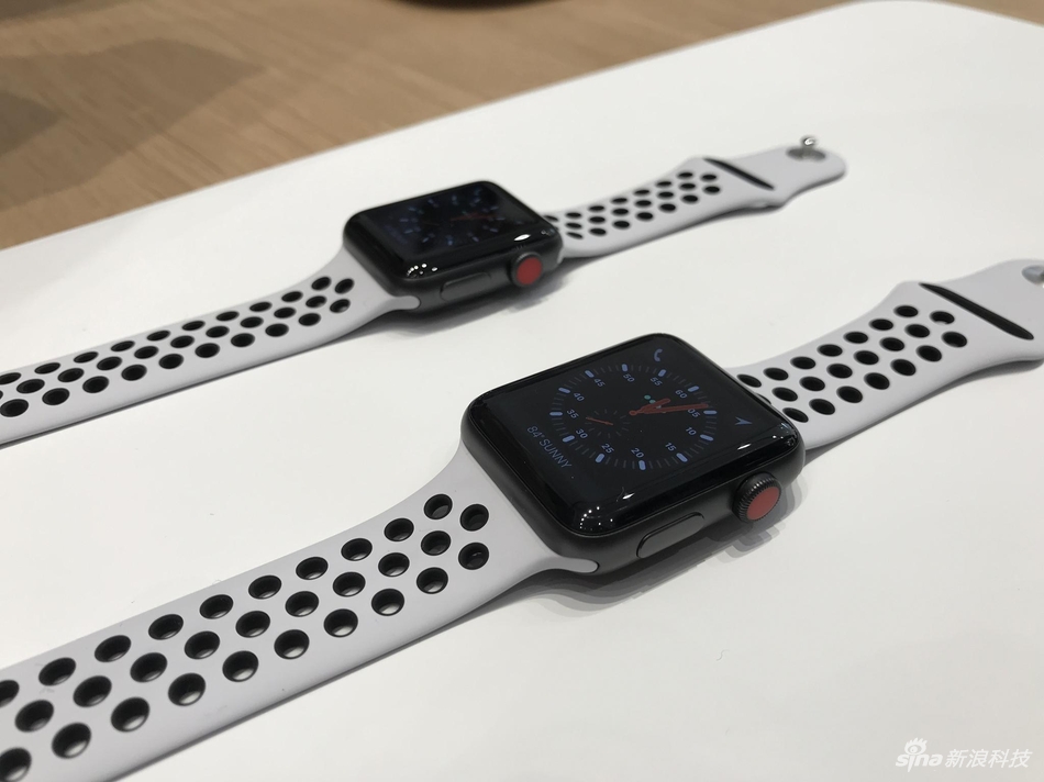 尽管外观和前代产品几乎没有变化，但在配置上进行全面提升。Apple Watch第三代搭载了全新双核处理器性能提升75%，并内置了W2芯片，同时增加蜂窝数据功能，可直接拨打电话。