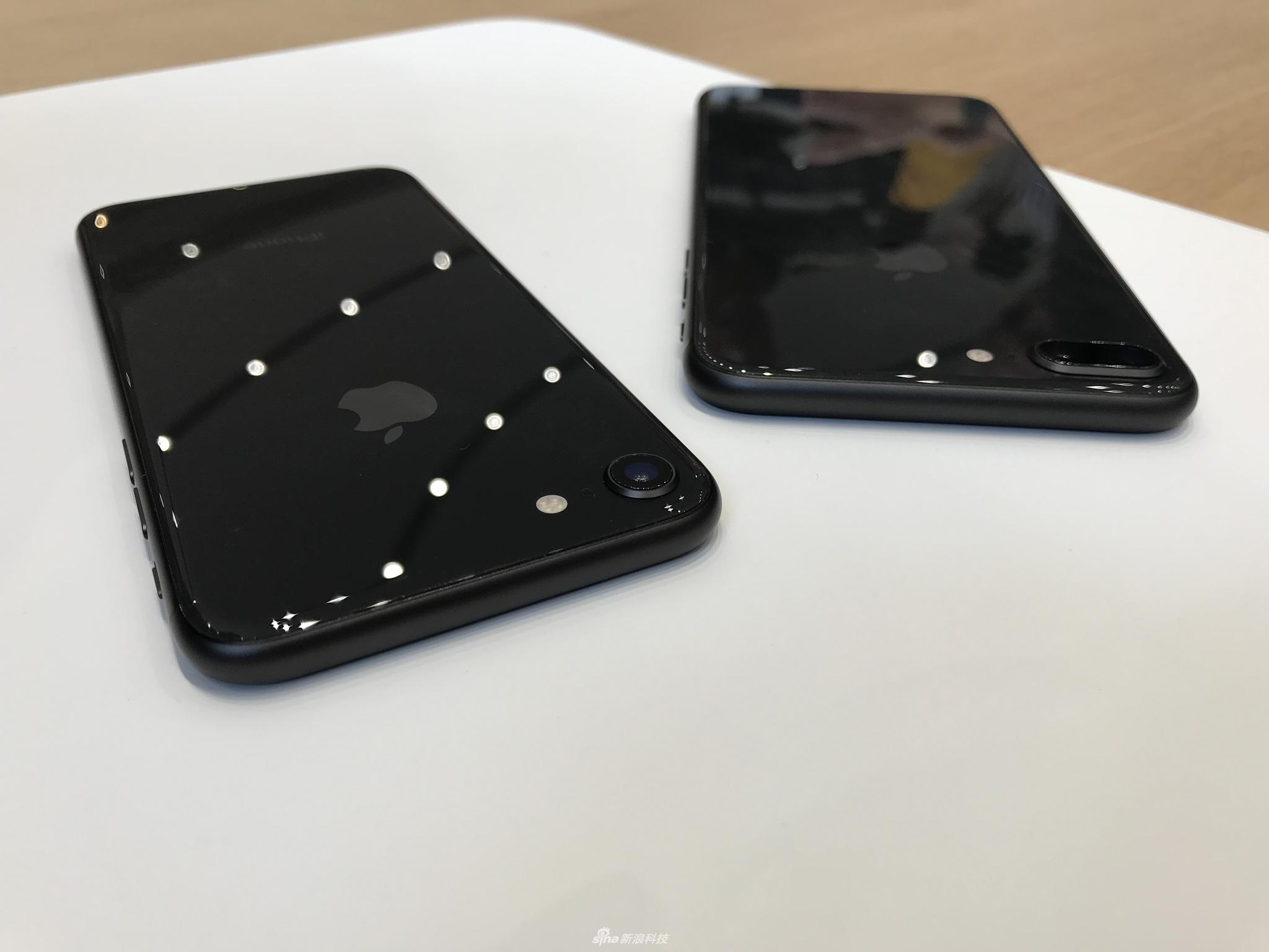 发布会后，新浪科技为大家带来iPhone X现场实拍图集。iPhone X黑色版和白色版正面都是黑色面板，侧面黑色版是金属灰的颜色，而白色版则是不锈钢的原色。
