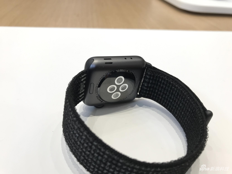 尽管外观和前代产品几乎没有变化，但在配置上进行全面提升。Apple Watch第三代搭载了全新双核处理器性能提升75%，并内置了W2芯片，同时增加蜂窝数据功能，可直接拨打电话。