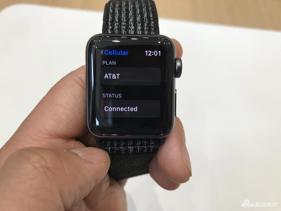 尽管外观和前代产品几乎没有变化，但在配置上进行全面提升。Apple Watch第三代搭载了全新双核处理器性能提升75%，并内置了W2芯片，同时增加蜂窝数据功能，可直接拨打电话。