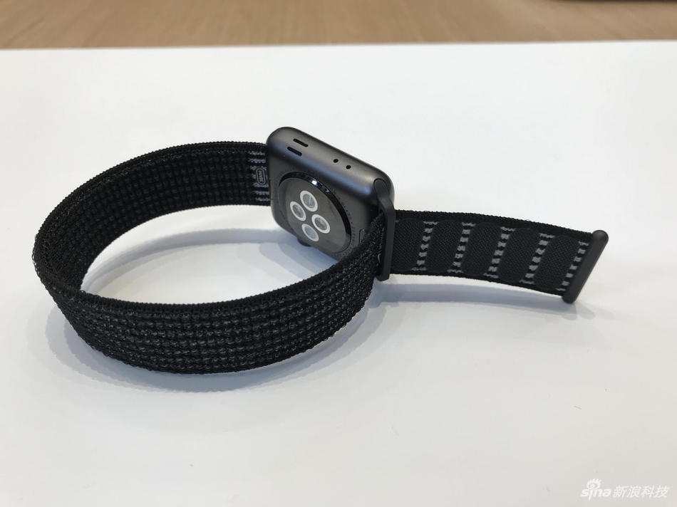 尽管外观和前代产品几乎没有变化，但在配置上进行全面提升。Apple Watch第三代搭载了全新双核处理器性能提升75%，并内置了W2芯片，同时增加蜂窝数据功能，可直接拨打电话。