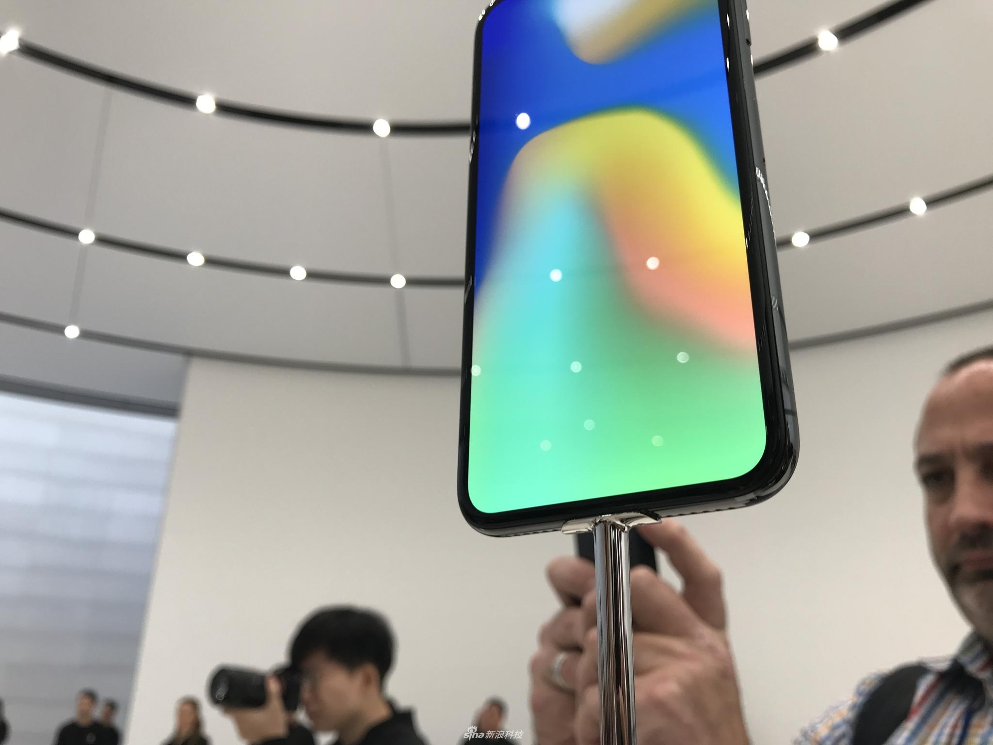 发布会后，新浪科技为大家带来iPhone X现场实拍图集。iPhone X黑色版和白色版正面都是黑色面板，侧面黑色版是金属灰的颜色，而白色版则是不锈钢的原色。