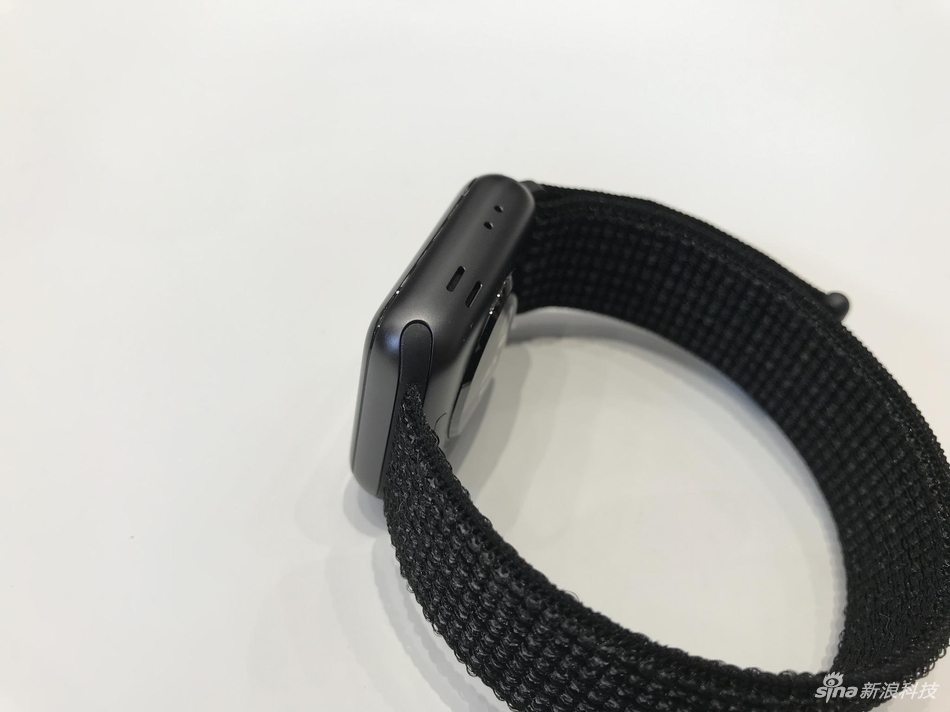尽管外观和前代产品几乎没有变化，但在配置上进行全面提升。Apple Watch第三代搭载了全新双核处理器性能提升75%，并内置了W2芯片，同时增加蜂窝数据功能，可直接拨打电话。