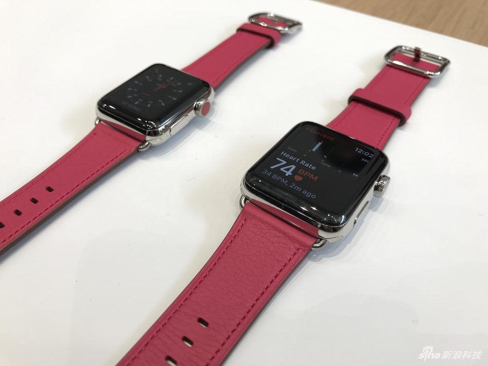 尽管外观和前代产品几乎没有变化，但在配置上进行全面提升。Apple Watch第三代搭载了全新双核处理器性能提升75%，并内置了W2芯片，同时增加蜂窝数据功能，可直接拨打电话。