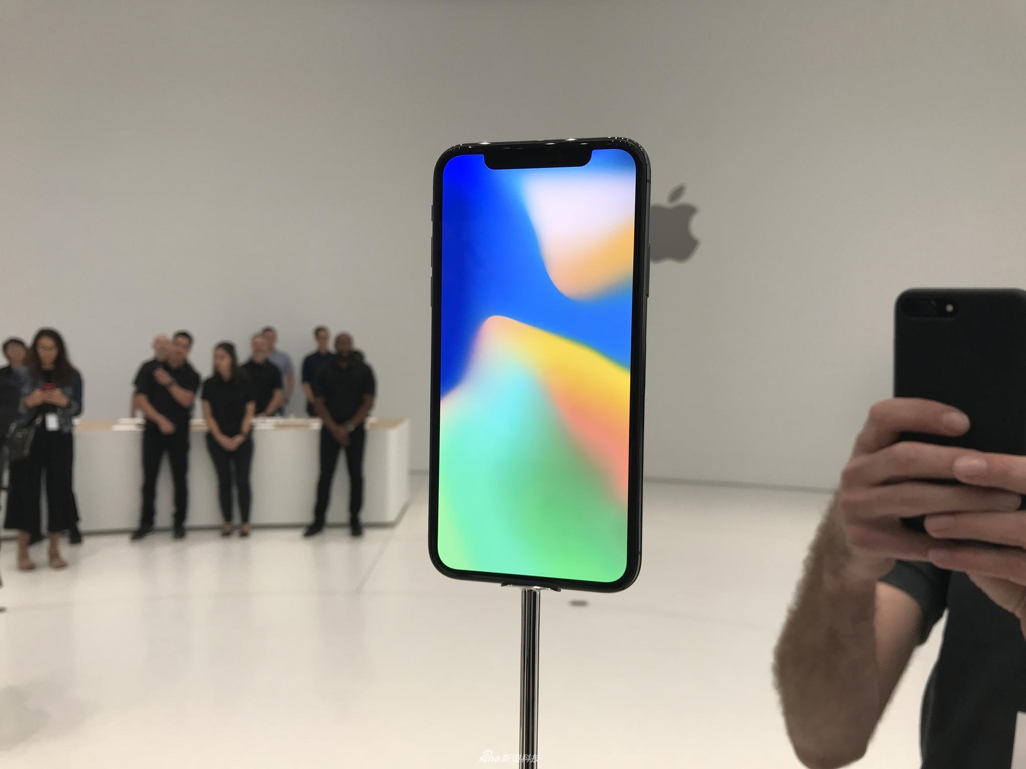 发布会后，新浪科技为大家带来iPhone X现场实拍图集。iPhone X黑色版和白色版正面都是黑色面板，侧面黑色版是金属灰的颜色，而白色版则是不锈钢的原色。