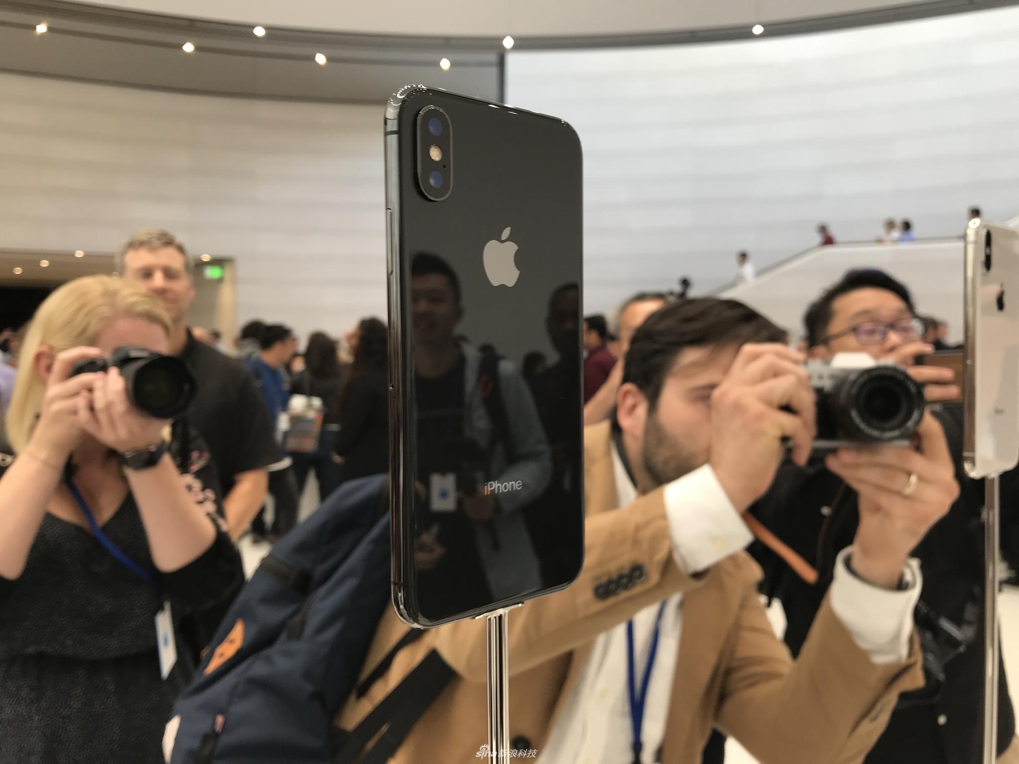 发布会后，新浪科技为大家带来iPhone X现场实拍图集。iPhone X黑色版和白色版正面都是黑色面板，侧面黑色版是金属灰的颜色，而白色版则是不锈钢的原色。