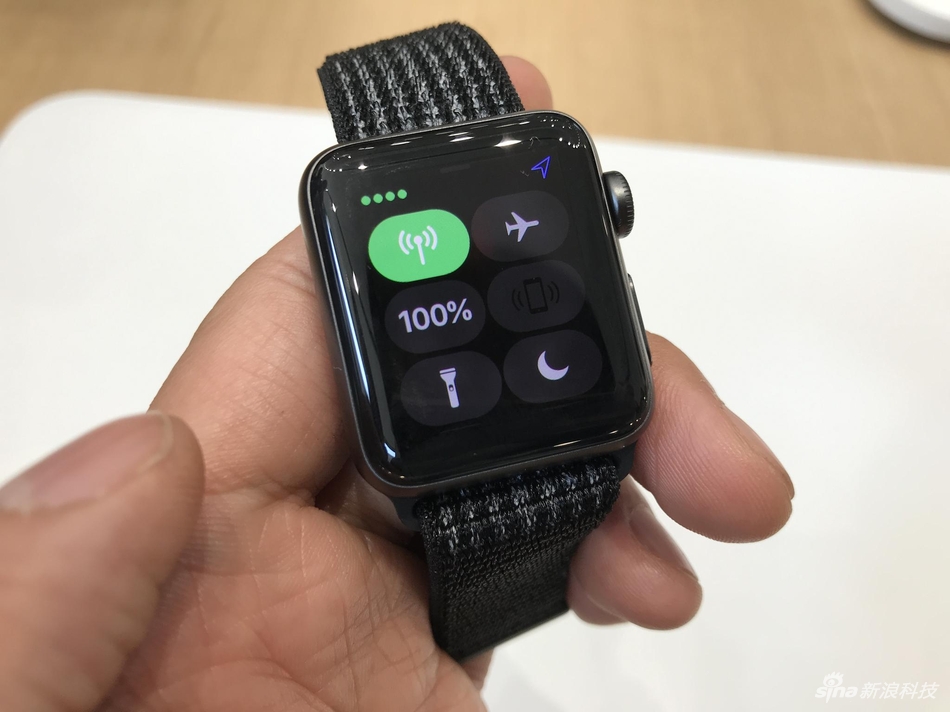 尽管外观和前代产品几乎没有变化，但在配置上进行全面提升。Apple Watch第三代搭载了全新双核处理器性能提升75%，并内置了W2芯片，同时增加蜂窝数据功能，可直接拨打电话。