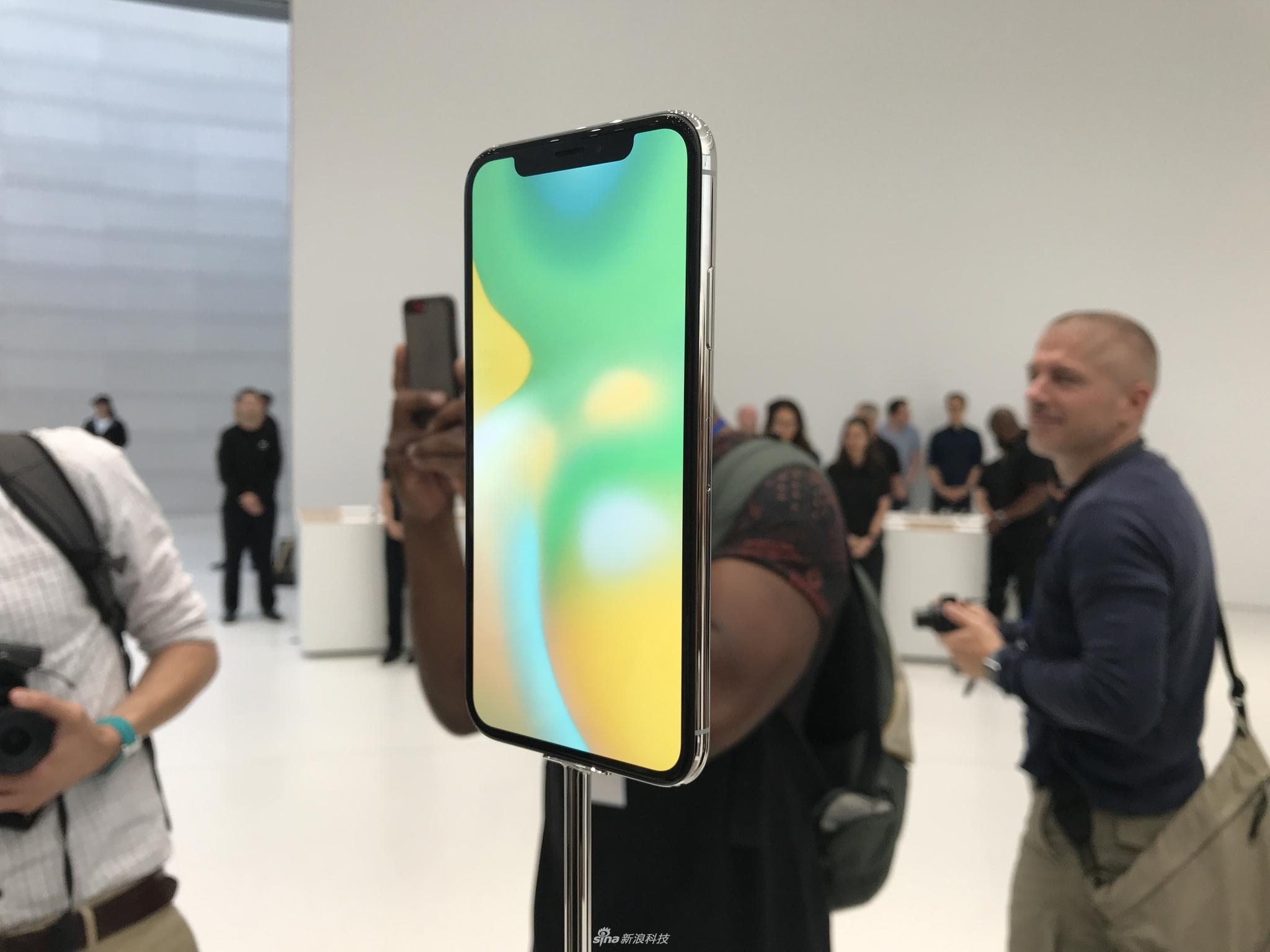 发布会后，新浪科技为大家带来iPhone X现场实拍图集。iPhone X黑色版和白色版正面都是黑色面板，侧面黑色版是金属灰的颜色，而白色版则是不锈钢的原色。