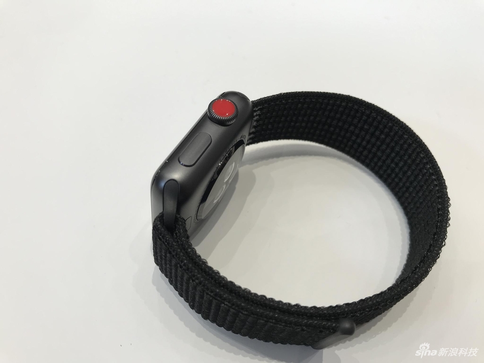 尽管外观和前代产品几乎没有变化，但在配置上进行全面提升。Apple Watch第三代搭载了全新双核处理器性能提升75%，并内置了W2芯片，同时增加蜂窝数据功能，可直接拨打电话。