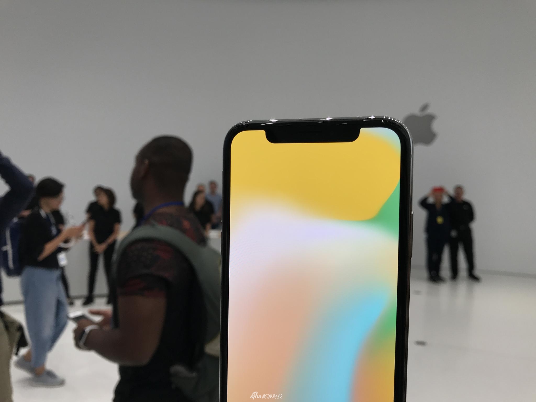 发布会后，新浪科技为大家带来iPhone X现场实拍图集。iPhone X黑色版和白色版正面都是黑色面板，侧面黑色版是金属灰的颜色，而白色版则是不锈钢的原色。