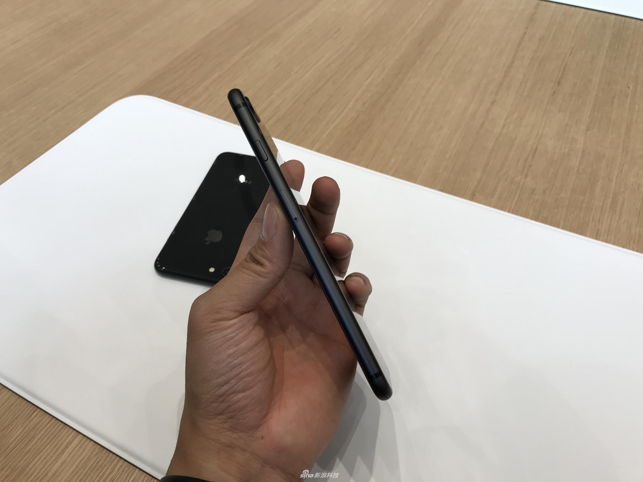 发布会后，新浪科技为大家带来iPhone X现场实拍图集。iPhone X黑色版和白色版正面都是黑色面板，侧面黑色版是金属灰的颜色，而白色版则是不锈钢的原色。