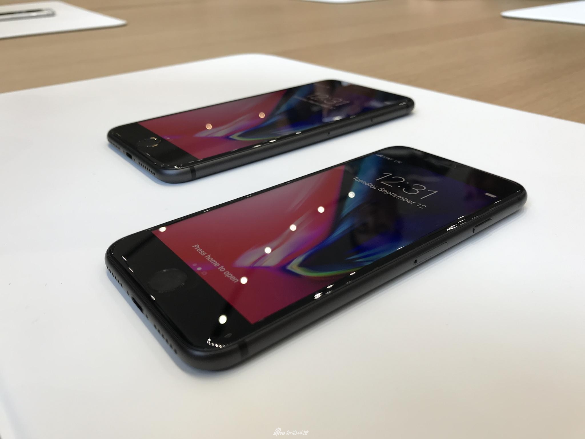 发布会后，新浪科技为大家带来iPhone X现场实拍图集。iPhone X黑色版和白色版正面都是黑色面板，侧面黑色版是金属灰的颜色，而白色版则是不锈钢的原色。