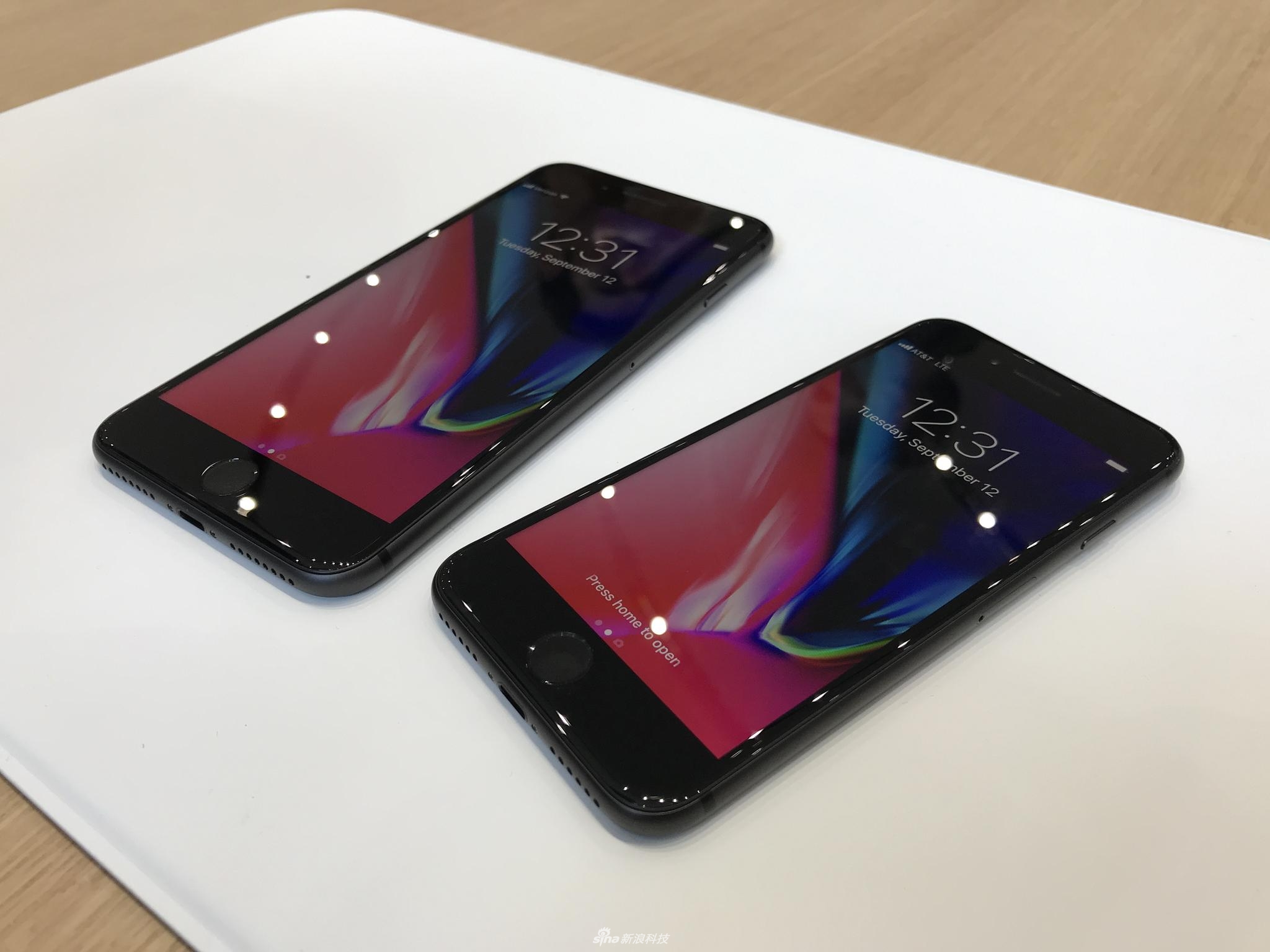 发布会后，新浪科技为大家带来iPhone X现场实拍图集。iPhone X黑色版和白色版正面都是黑色面板，侧面黑色版是金属灰的颜色，而白色版则是不锈钢的原色。