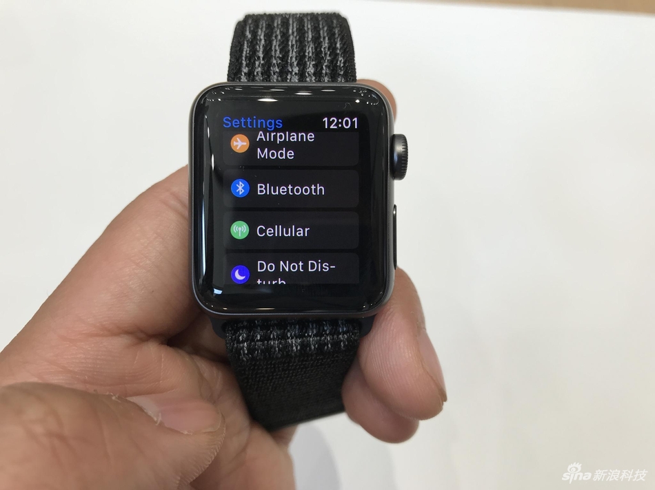 尽管外观和前代产品几乎没有变化，但在配置上进行全面提升。Apple Watch第三代搭载了全新双核处理器性能提升75%，并内置了W2芯片，同时增加蜂窝数据功能，可直接拨打电话。