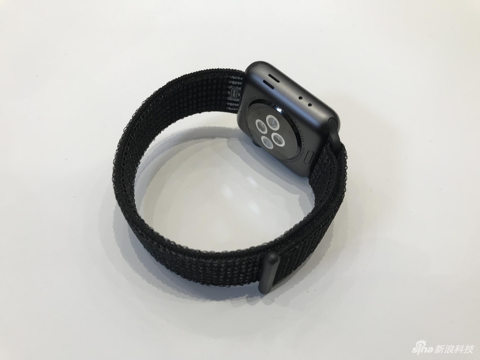 尽管外观和前代产品几乎没有变化，但在配置上进行全面提升。Apple Watch第三代搭载了全新双核处理器性能提升75%，并内置了W2芯片，同时增加蜂窝数据功能，可直接拨打电话。