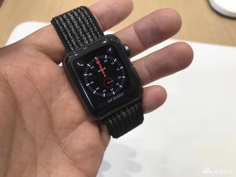 尽管外观和前代产品几乎没有变化，但在配置上进行全面提升。Apple Watch第三代搭载了全新双核处理器性能提升75%，并内置了W2芯片，同时增加蜂窝数据功能，可直接拨打电话。