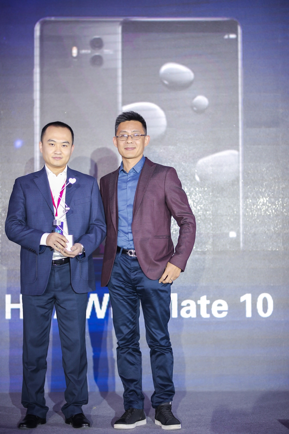 华为消费者业务大众化区公关总监韩鹏（左）和新浪网营销中心总经理王学猛（右）