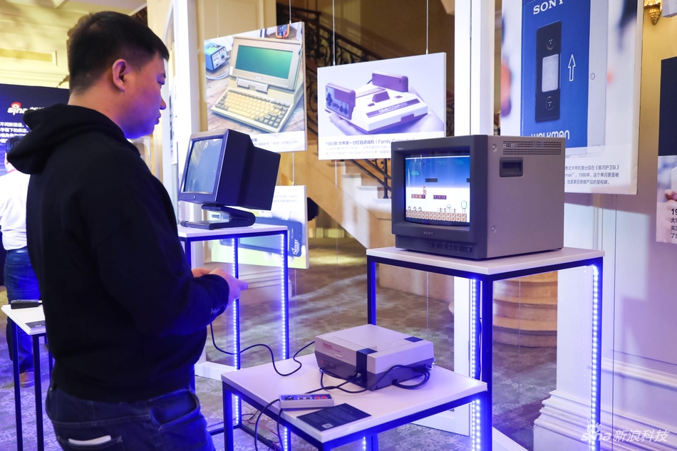 这些产品都能在现场试玩。今年的科技风云榜特别与王府中環及巴比肯艺术中心合作，将首次登陆亚洲的“数码巴比肯展”展品带到了活动现场。可不要小看这些老古董，每一款都很有来历哟。