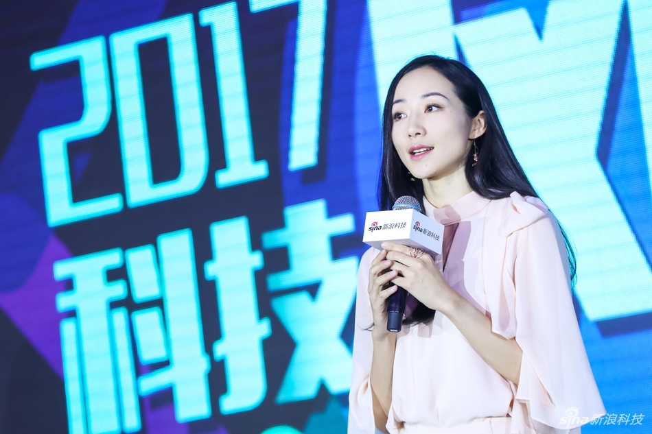 韩雪在科技风云榜做了主题演讲。