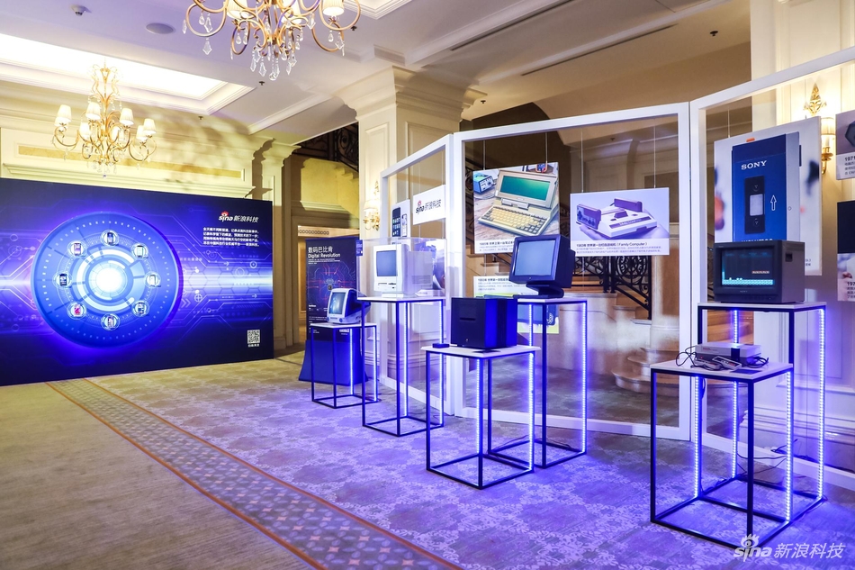 现场放置了一系列经典产品，包括世界第一台游戏机，1984年原版Macintosh电脑等等。