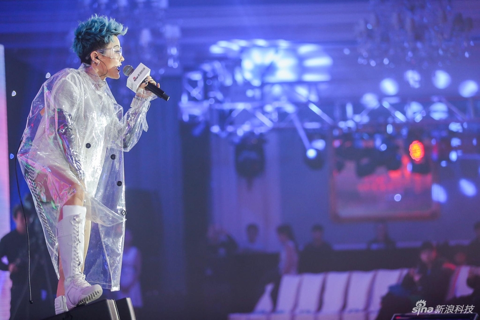 中国有嘻哈歌手杨舒涵在盛典开始前献唱一曲。