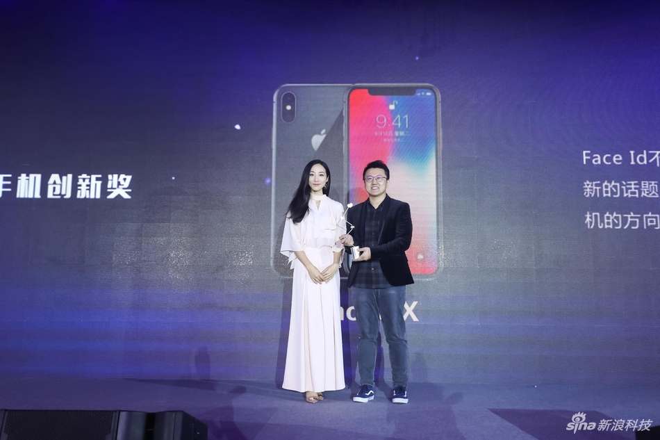 Apple大中华区公共关系高级经理丛杰（右）和演员、歌手、科技达人韩雪（左）