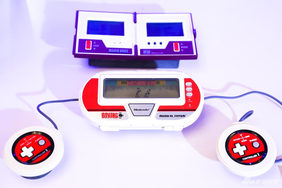 早期的格斗游戏是这样耍起来的。今年的科技风云榜特别与王府中環及巴比肯艺术中心合作，将首次登陆亚洲的“数码巴比肯展”展品带到了活动现场。可不要小看这些老古董，每一款都很有来历哟。