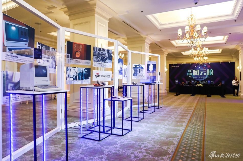 现场放置了一系列经典产品，包括世界第一台游戏机，1984年原版Macintosh电脑等等。