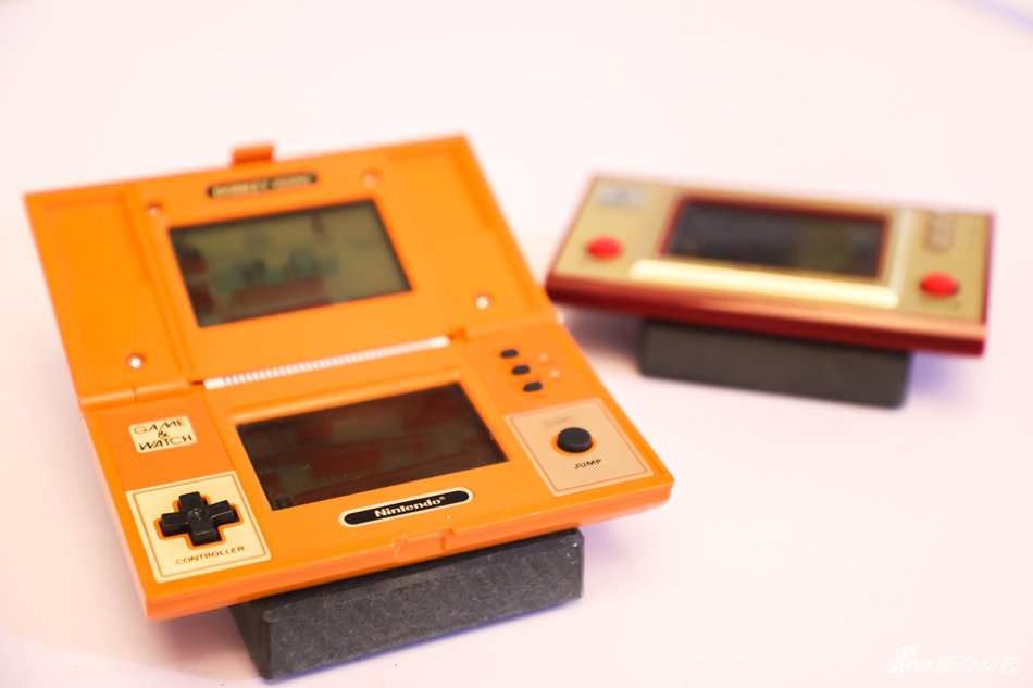 Game&Watch掌上游戏机。今年的科技风云榜特别与王府中環及巴比肯艺术中心合作，将首次登陆亚洲的“数码巴比肯展”展品带到了活动现场。可不要小看这些老古董，每一款都很有来历哟。