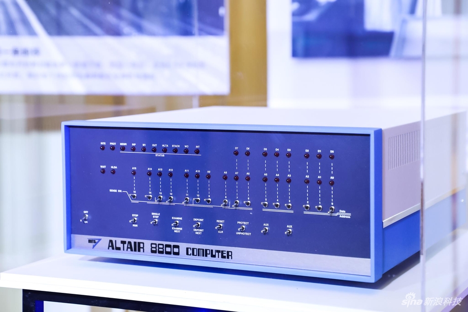 第一台微型计算机Altair 8800。今年的科技风云榜特别与王府中環及巴比肯艺术中心合作，将首次登陆亚洲的“数码巴比肯展”展品带到了活动现场。可不要小看这些老古董，每一款都很有来历哟。