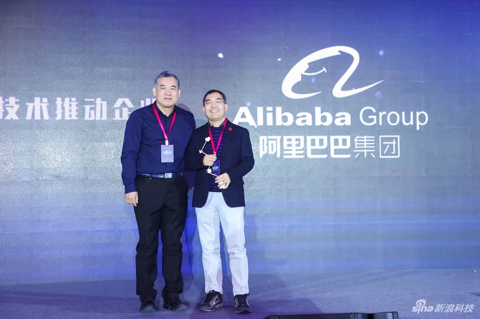 阿里巴巴人工智能实验室北京中心负责人聂再清（右）、中国科学院物理研究所研究员科学传播专家曹则贤（左）