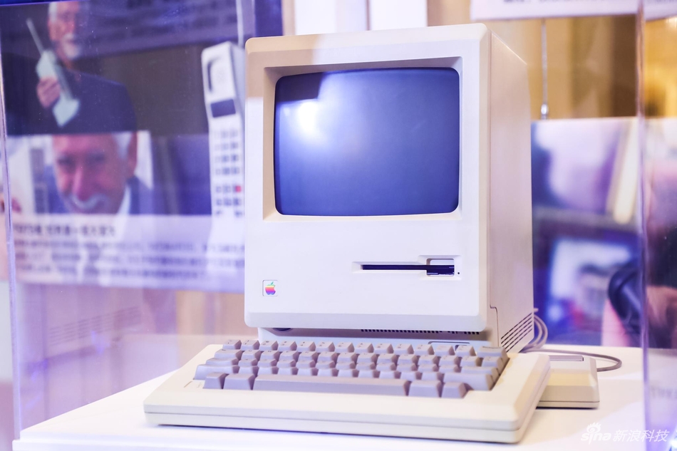 传说中的麦金塔电脑（Macintosh 简称Mac）。今年的科技风云榜特别与王府中環及巴比肯艺术中心合作，将首次登陆亚洲的“数码巴比肯展”展品带到了活动现场。可不要小看这些老古董，每一款都很有来历哟。
