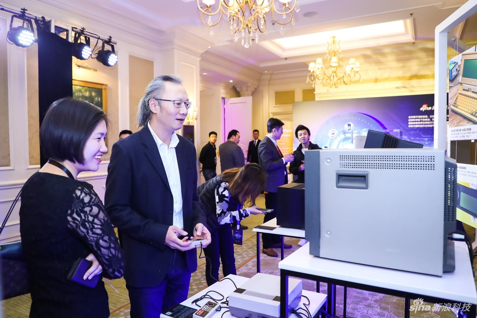 嘉宾陆续入场，一些嘉宾开始寻找那些“科技的回忆”。