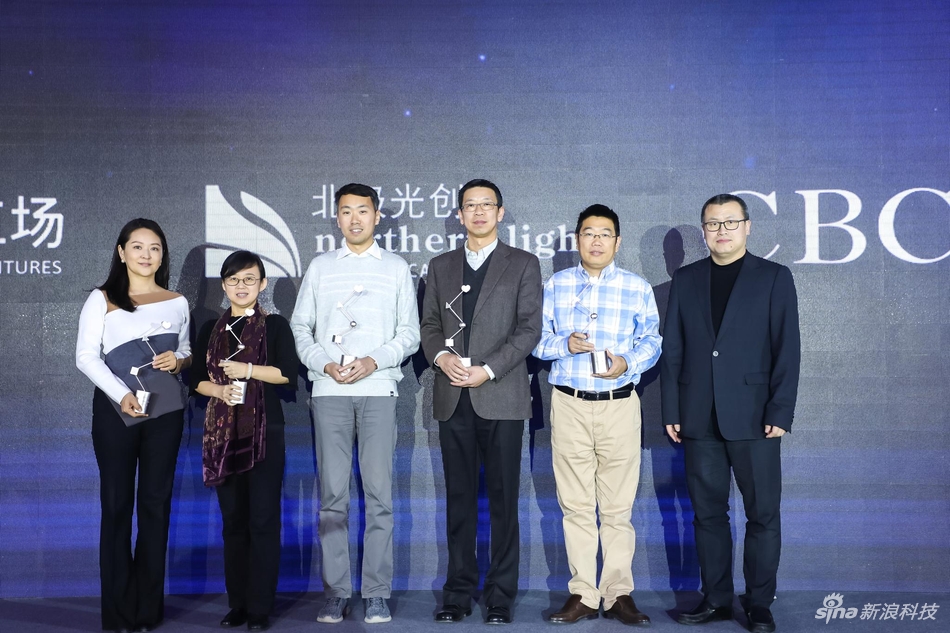 从左至右依次为红杉资本中国基金合伙人浦晓燕、创新工场合伙人郎春晖、北极光创投合伙人张朋、宽带资本合伙人周耘、愉悦资本创始合伙人戴汨、新浪网副总裁邓庆旭