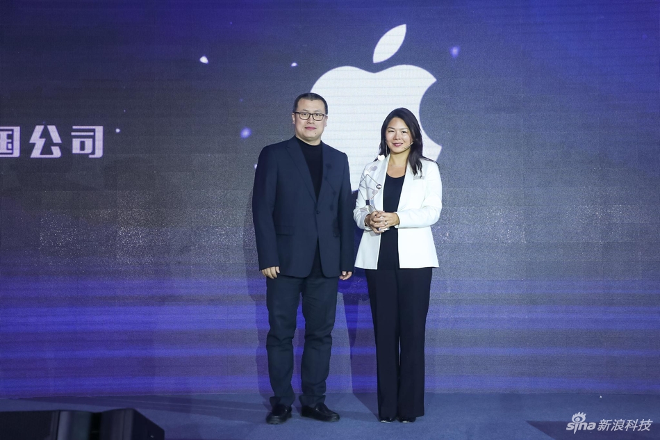 Apple大中华区董事总经理葛越（右）和新浪网副总裁邓庆旭（左）