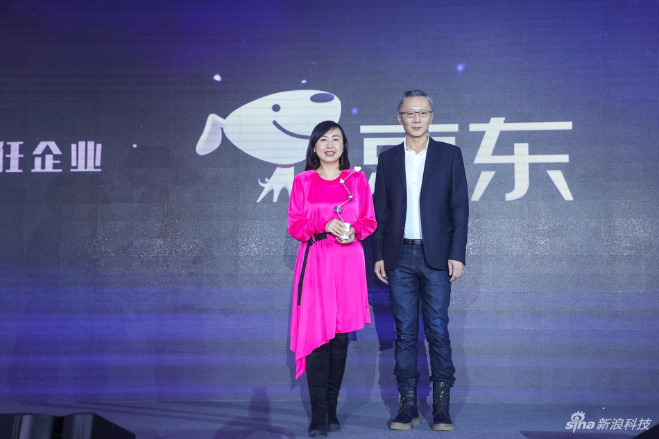 京东集团社会责任部负责人、京东公益基金会秘书长马丽波（左）和新浪网商业中心总经理王屹（右）