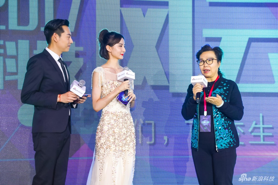 中国电子信息行业联合会执行秘书长高素梅（右）