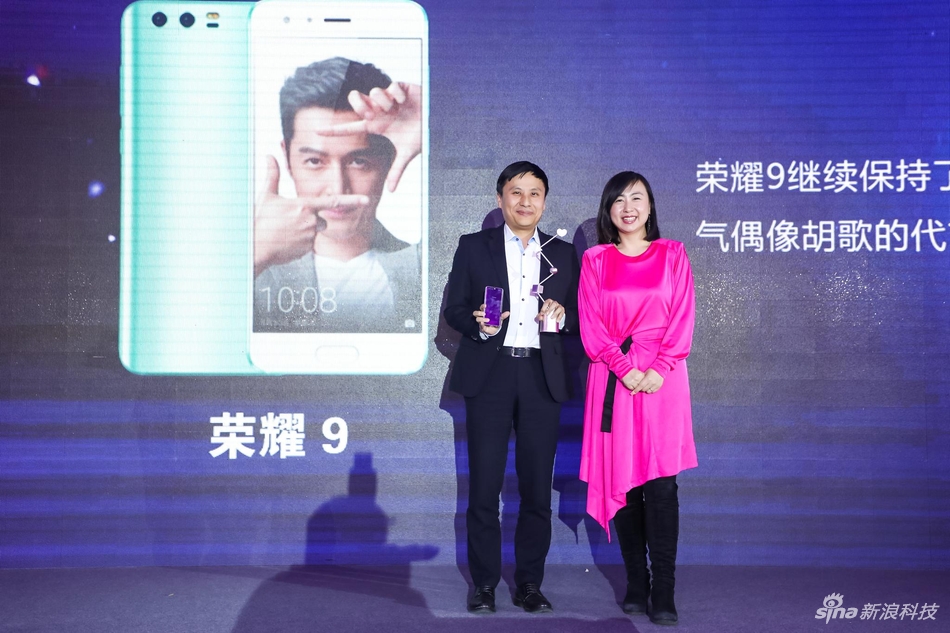 荣耀营销部长王斌（左）和京东集团社会责任部负责人、京东工艺基金会秘书长马丽波（右）