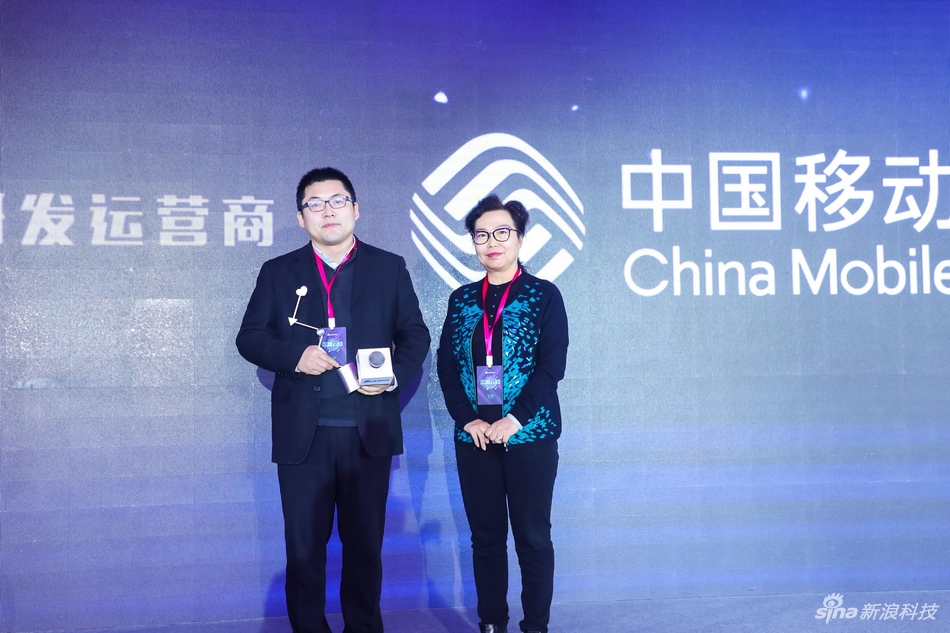 中国移动新闻中心副处长吕林（左）、中国电子信息行业联合会执行秘书长高素梅（右）