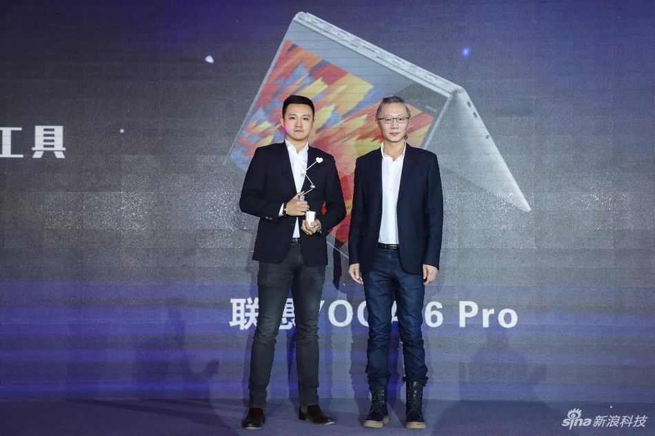 联想中国区YOGA市场推广总监杨铭（左）和新浪网商业中心总经理王屹（右）