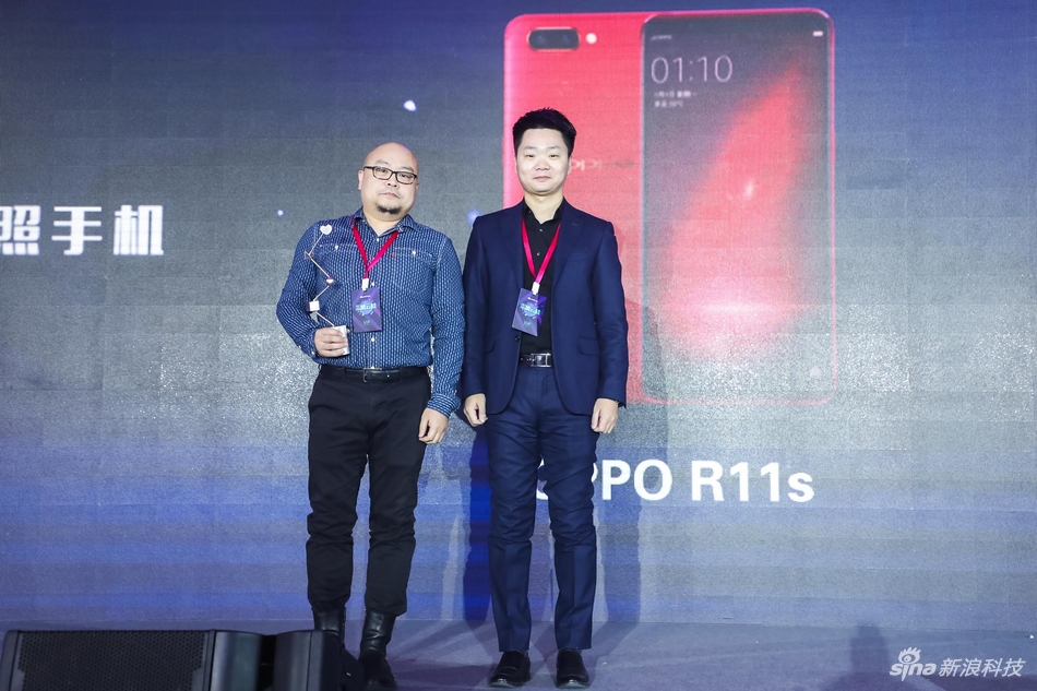 OPPO公关部（北京）负责人刘铁（左）和斗鱼直播联合创始人兼CEO张文明（右）