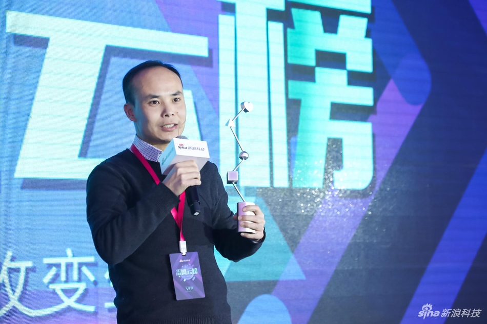 金立市场部总监朱万喜发表获奖感言。