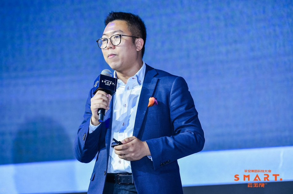 周大福珠宝集团总经理商业分析和技术应用总经理 李天熹，发表了“周大福珠宝集团新零售”主题演讲。