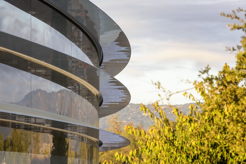 苹果新总部Apple Park：艾维曾经协助设计过苹果新总部。项目于2004年启动，2019年5月份正式开放。主体建筑是环形设计，类似于宇宙飞船，并且园区采用可再生能源。(轶群)
