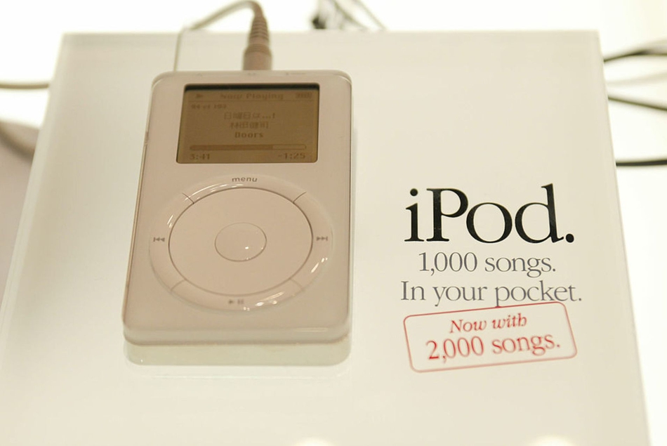 iPod：这款产品于2001年问世，很快成为了最有影响力的mp3播放器。其滚轮式设计方便人们浏览较长的音乐列表。